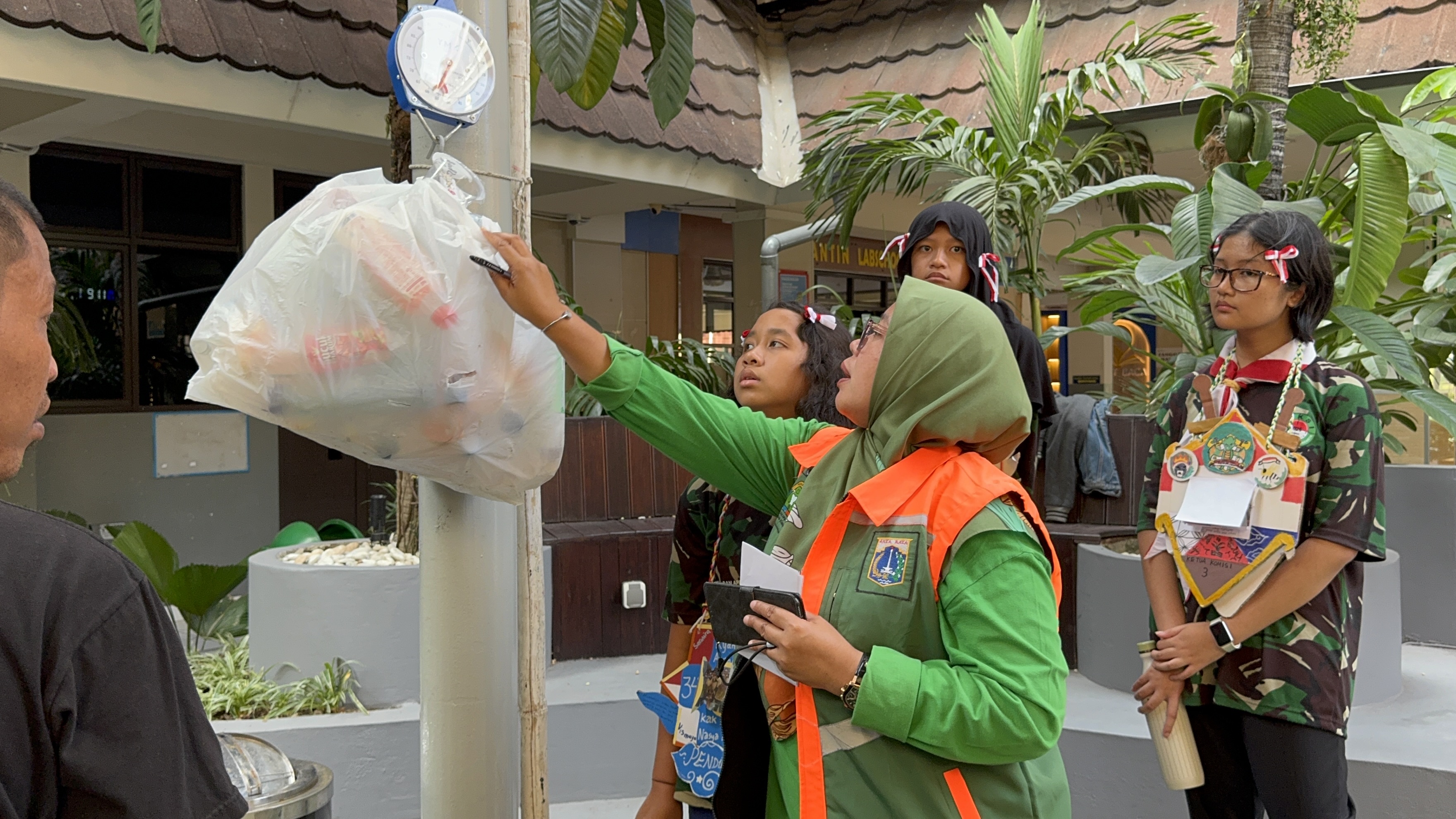 SMP Labschool Jakarta Wujudkan Ekosistem Pengelolaan Sampah Bersama Dinas Lingkungan Hidup Jakarta Timur